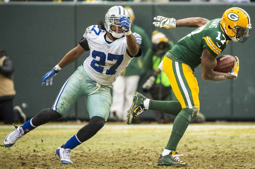 Green Bay Packers wide receiver Davante Adams (17) slips past Dallas Cowboys free safety...