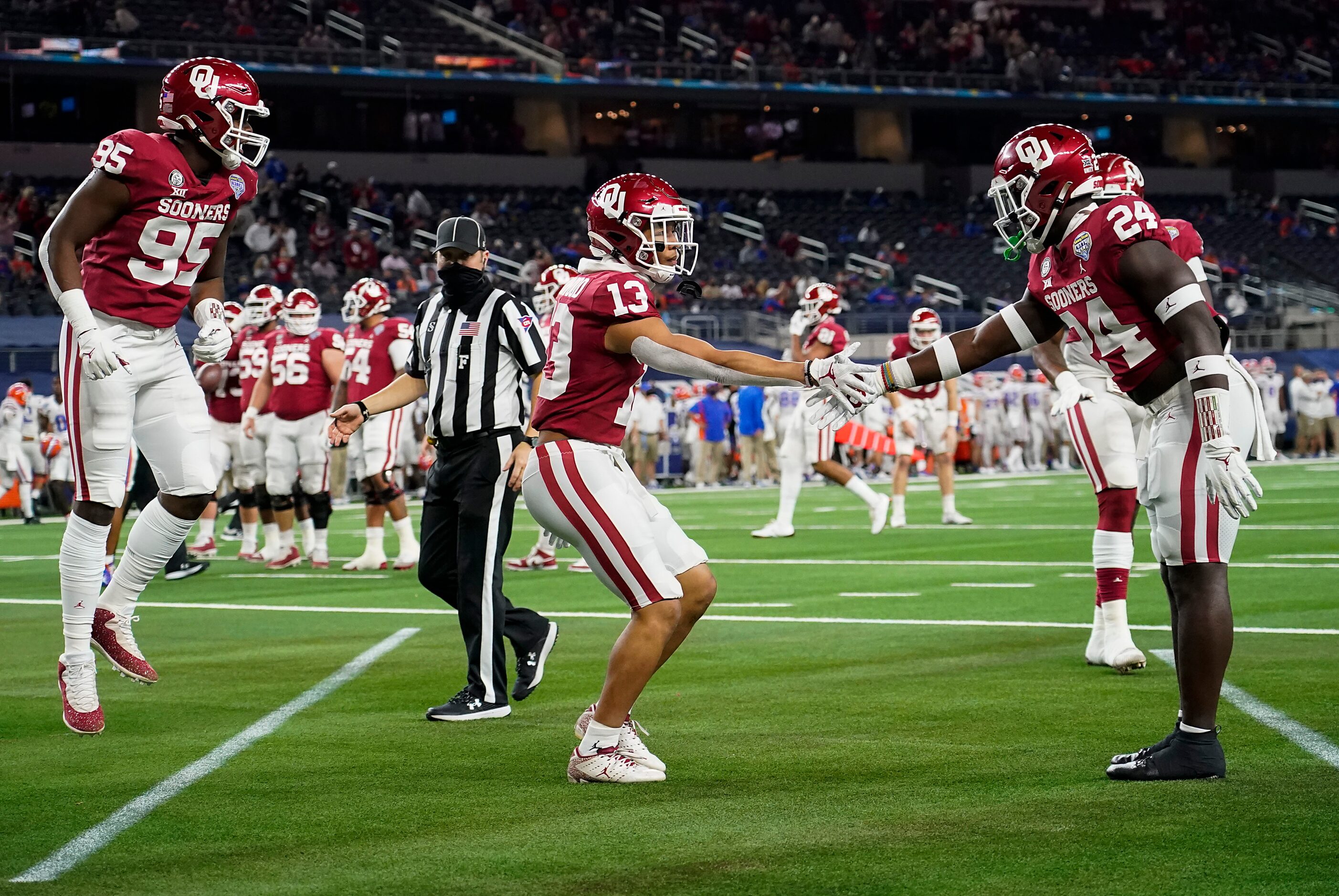 Oklahoma defensive back Tre Norwood (13) celebrates with linebacker Brian Asamoah (24) and...