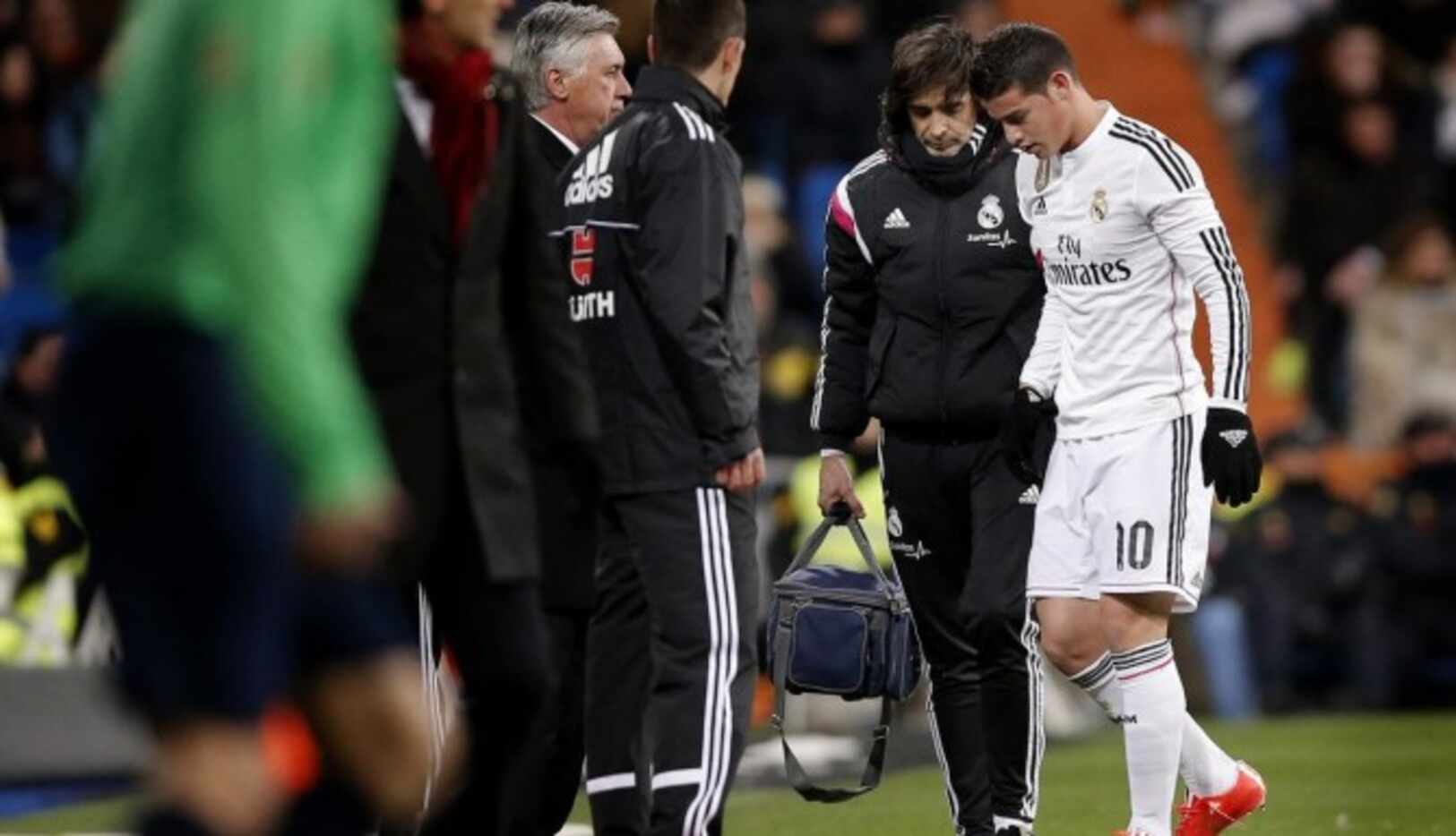 James Rodríguez se lesionó después de marcar un gol en el partido que el Madrid le ganó 2-1...