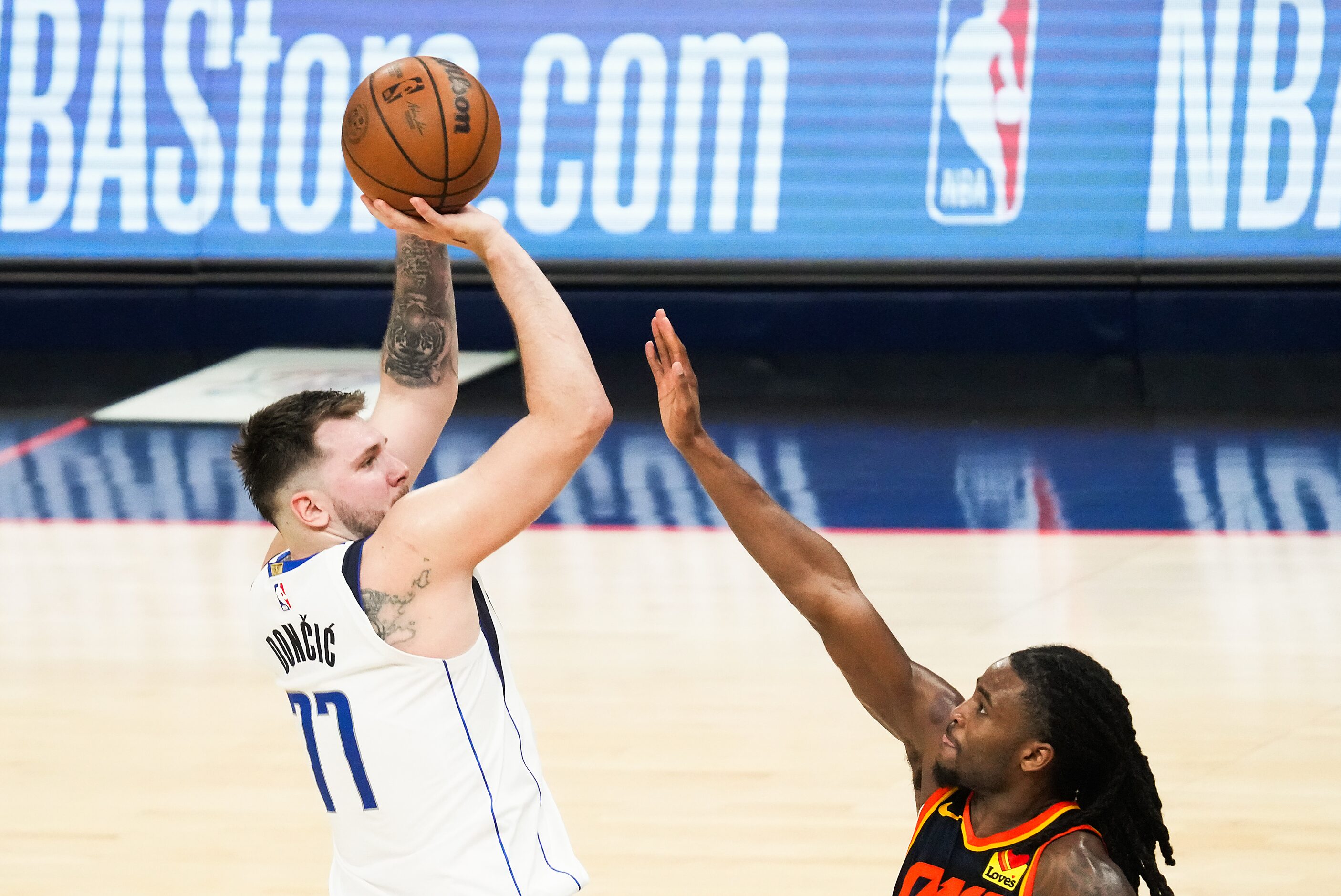 Dallas Mavericks guard Luka Doncic (77) shoot over Oklahoma City Thunder guard Cason Wallace...