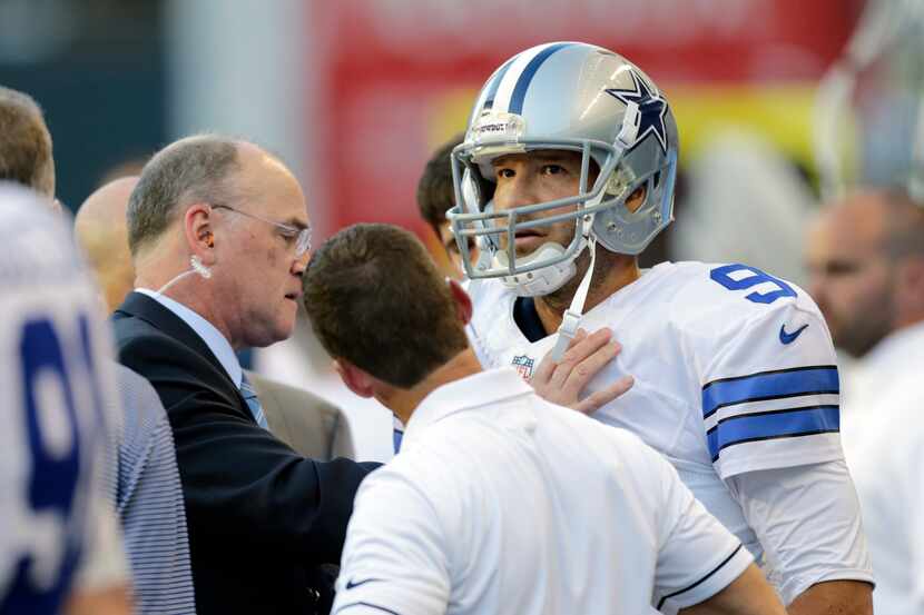 El mariscal de los Cowboys de Dallas Tony Romo se lesionó en partido de pretemporada ante...