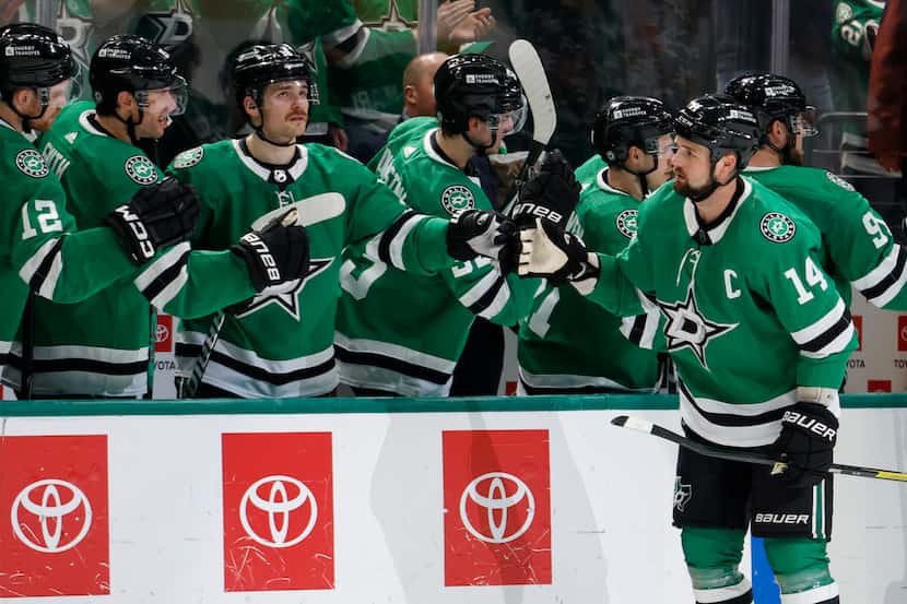 Dallas Stars left wing Jamie Benn (14) celebrates a goal with teammates during the second...