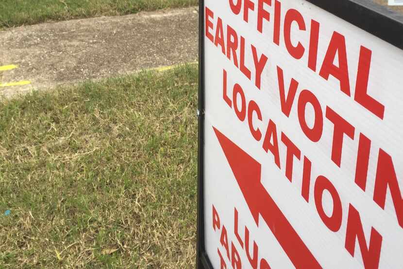 Señalamiento de una casilla de votación adelantada en Dallas. (DMN/Irwin Thompson)
