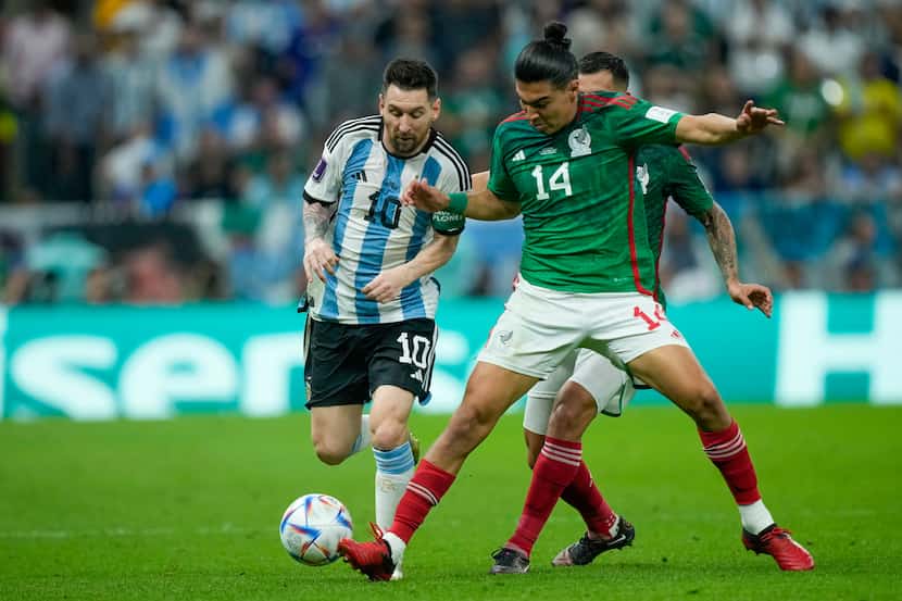 El mediocampista de la selección de México, Erick Gutiérrez (14), trata de contener al...