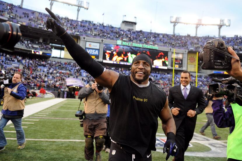 BALTIMORE, MD - JANUARY 06:  Ray Lewis #52 of the Baltimore Ravens takes a lap around the...
