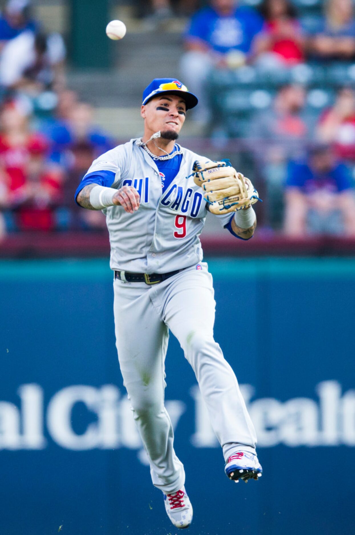 Chicago Cubs shortstop Javier Baez (9) throws to second base during the eighth inning of an...