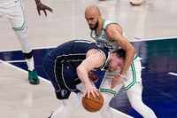 El guardia de los Mavericks de Dallas, Luka Doncic (izq), enfrenta a el jugador de los...