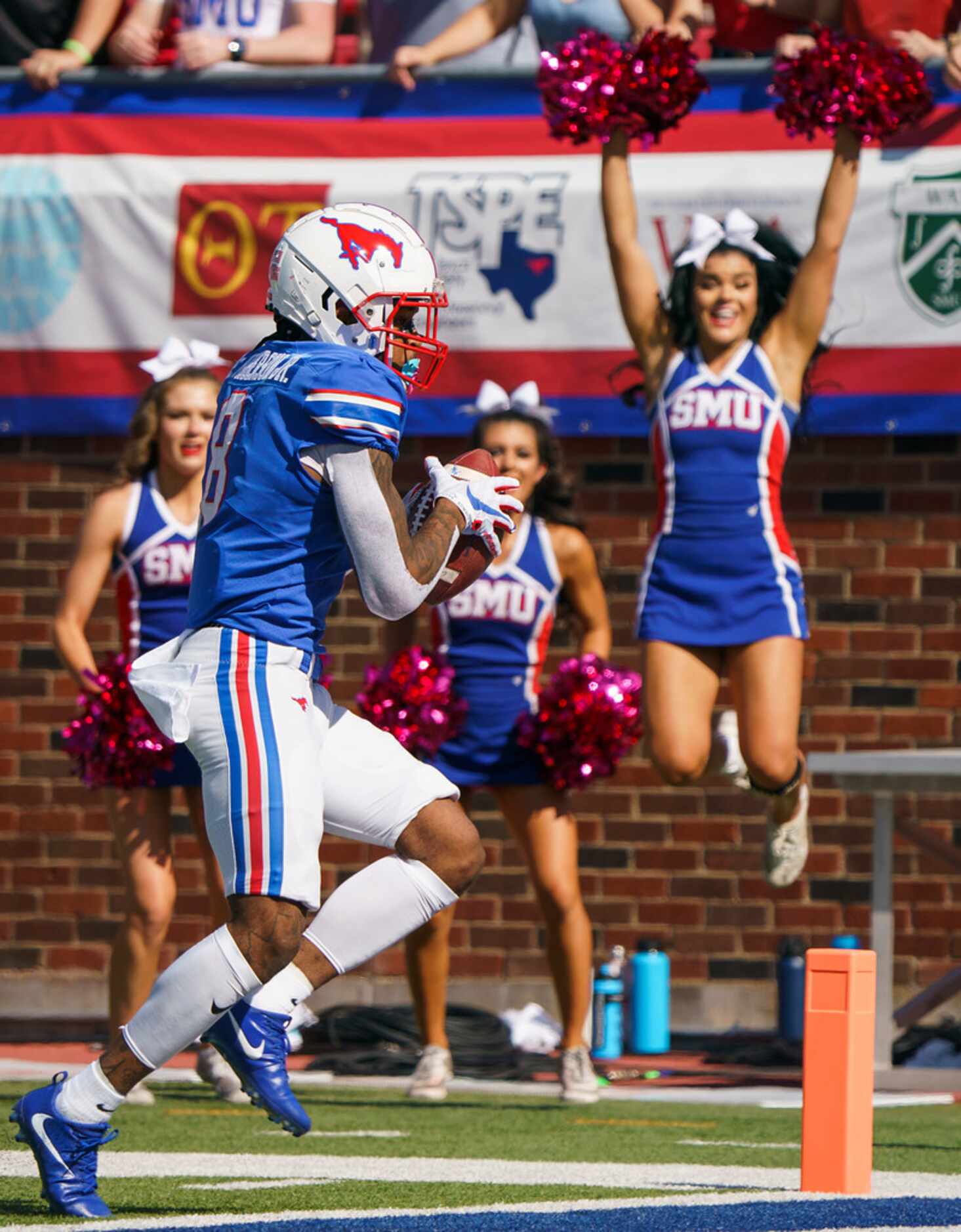 SMU wide receiver Reggie Roberson Jr. (8) scores on a 33-yard touchdown reception from...