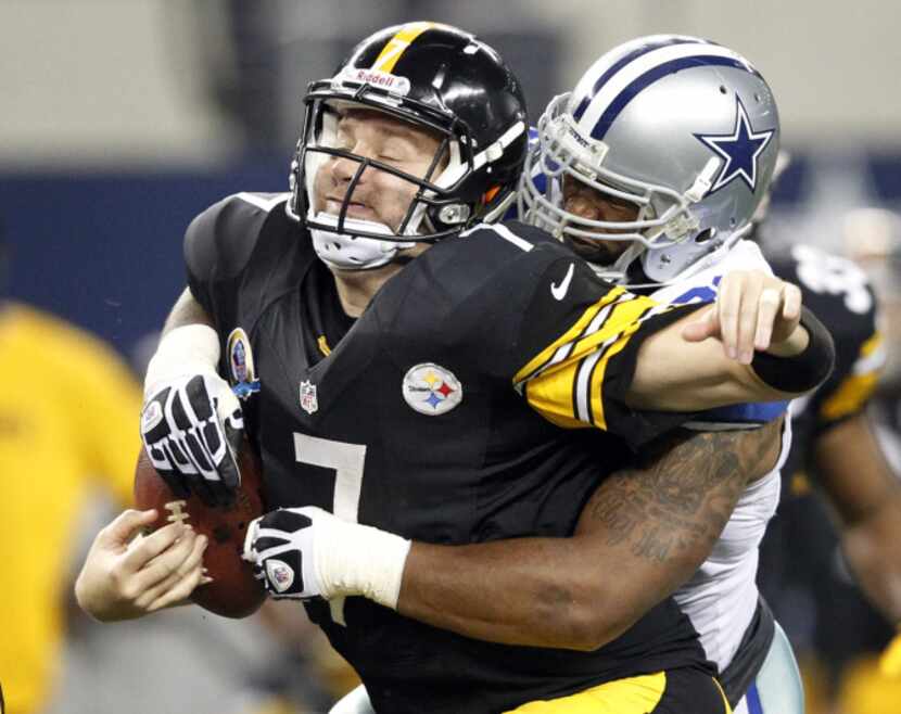 Dallas Cowboys outside linebacker Anthony Spencer (93) sacks Pittsburgh Steelers quarterback...