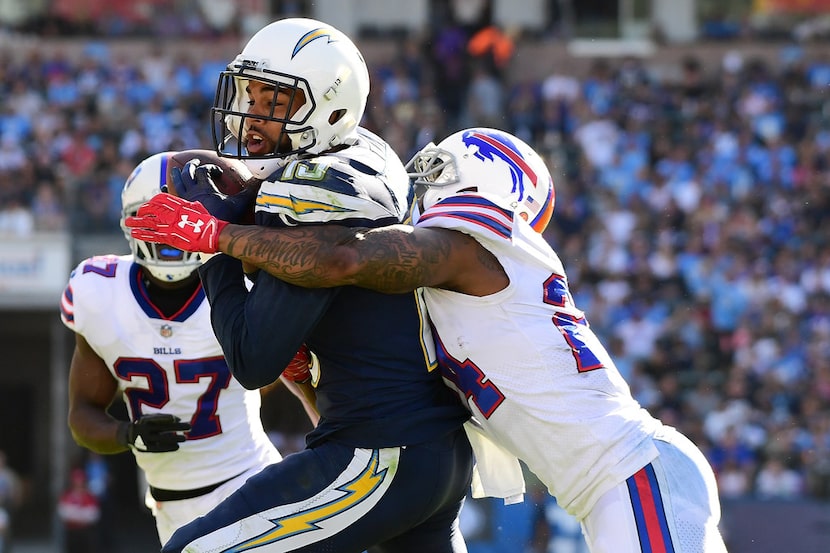 CARSON, CA - NOVEMBER 19:  Keenan Allen #13 of the Los Angeles Chargers makes a catch for a...