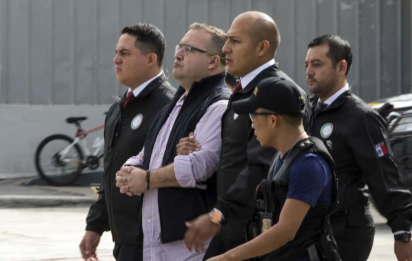 El exgobernador del estado de Veracruz, Javier Duarte, es escoltado por la policía hacia un...