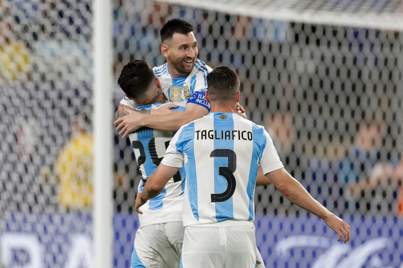 Lionel Messi celebra tras marcar el segundo gol de Argentina en la semifinal de la Copa...