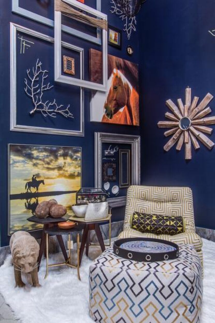 
Pickard Design Studio
Dark, dramatic walls, the de riguer starburst mirror and a sheepskin...