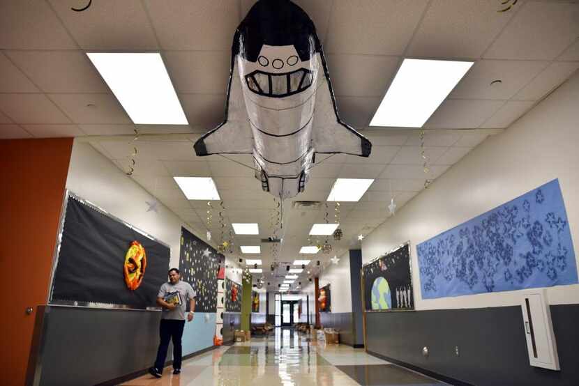 Un transbordador de la NASA espera en uno de los corredores de la primaria Jack Lowe Sr., en...