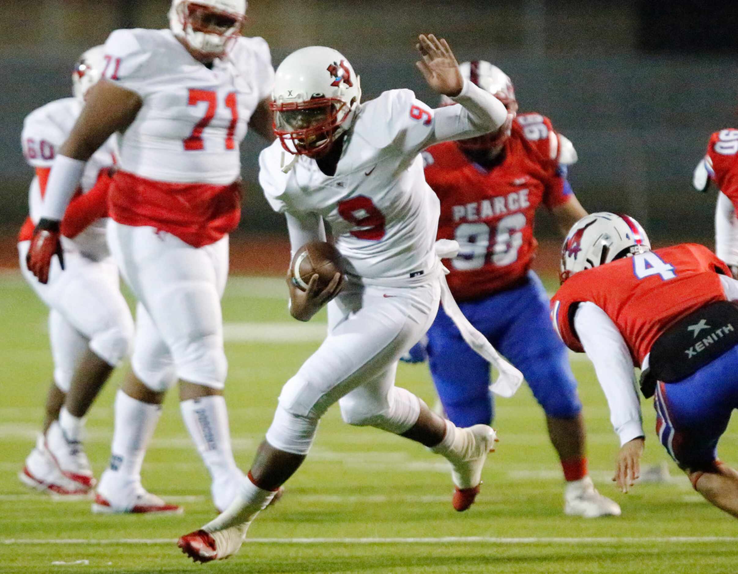 Skyline High School quarterback Darryl Richardson (9) carries the ball for a big gain during...