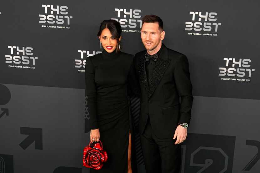 Lionel Messi posa con su esposa Antonela Roccuzzo en la alfombra verde previo a la ceremonia...