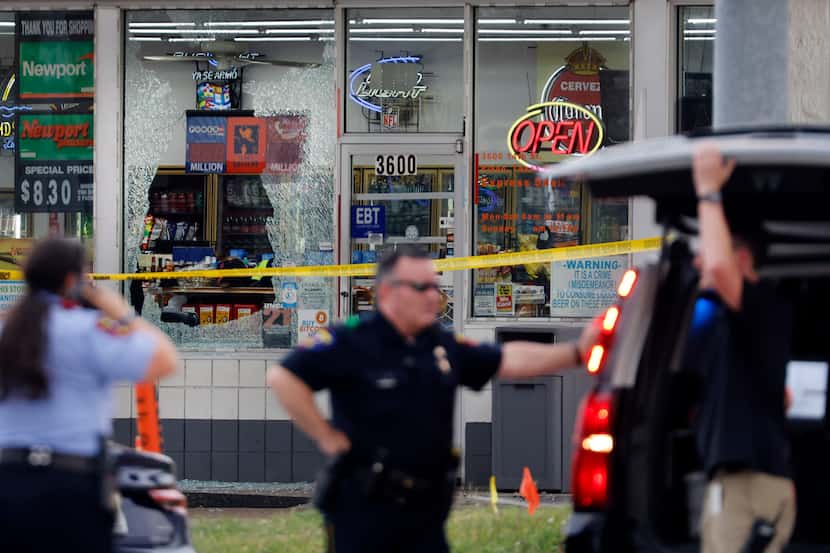 Un ventanal en una gasolinera Shell recibió un disparo frente al 7-Eleven de Plano donde...