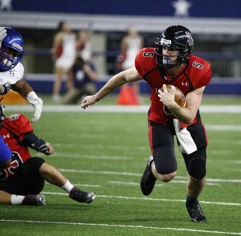 Lovejoy's Bowman Sells runs the ball against Frisco in the first half at AT&T Stadium in...
