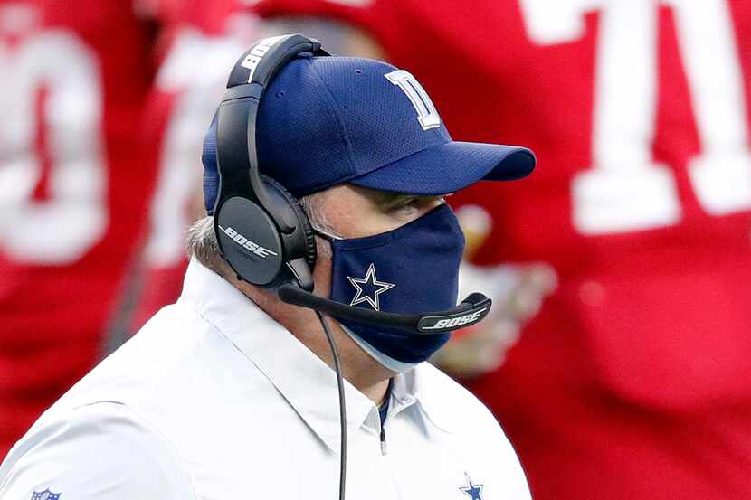 El entrenador en jefe de los Cowboys de Dallas, Mike McCarthy, observa a su equipo en el...