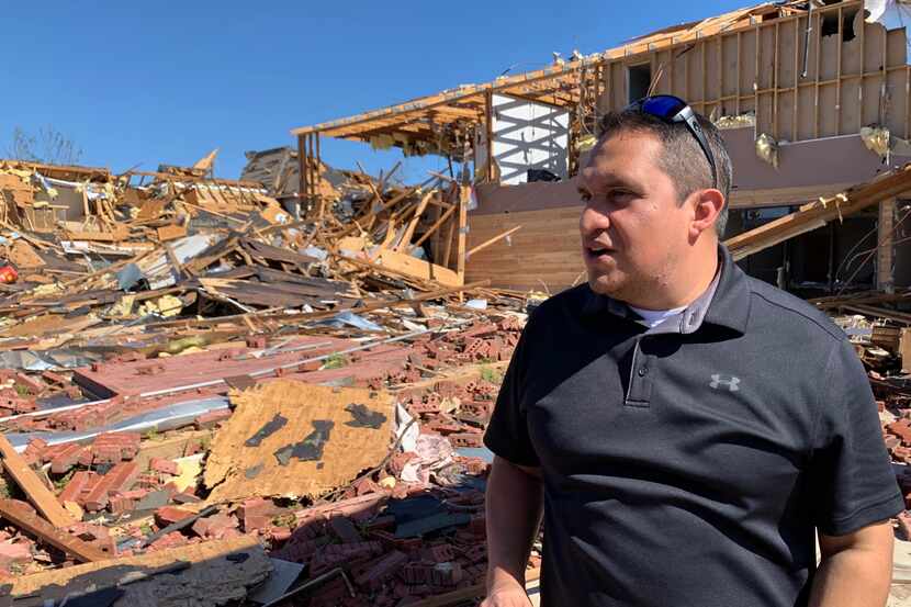 El pastor Ricardo Brambila, de la Primera Iglesia Bautista Mexicana, observa la destrucción...