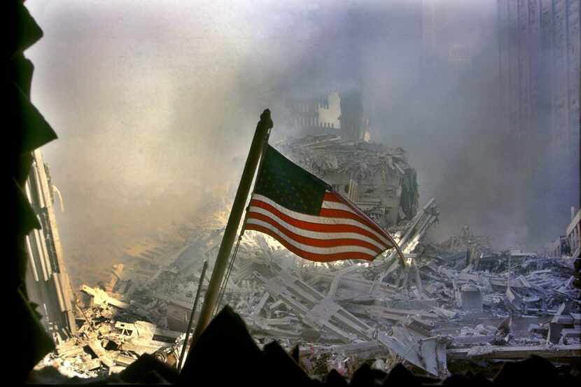 Una bandera de Estados Unidos ondea en medio de los escombros luego que se derrumbaron las...