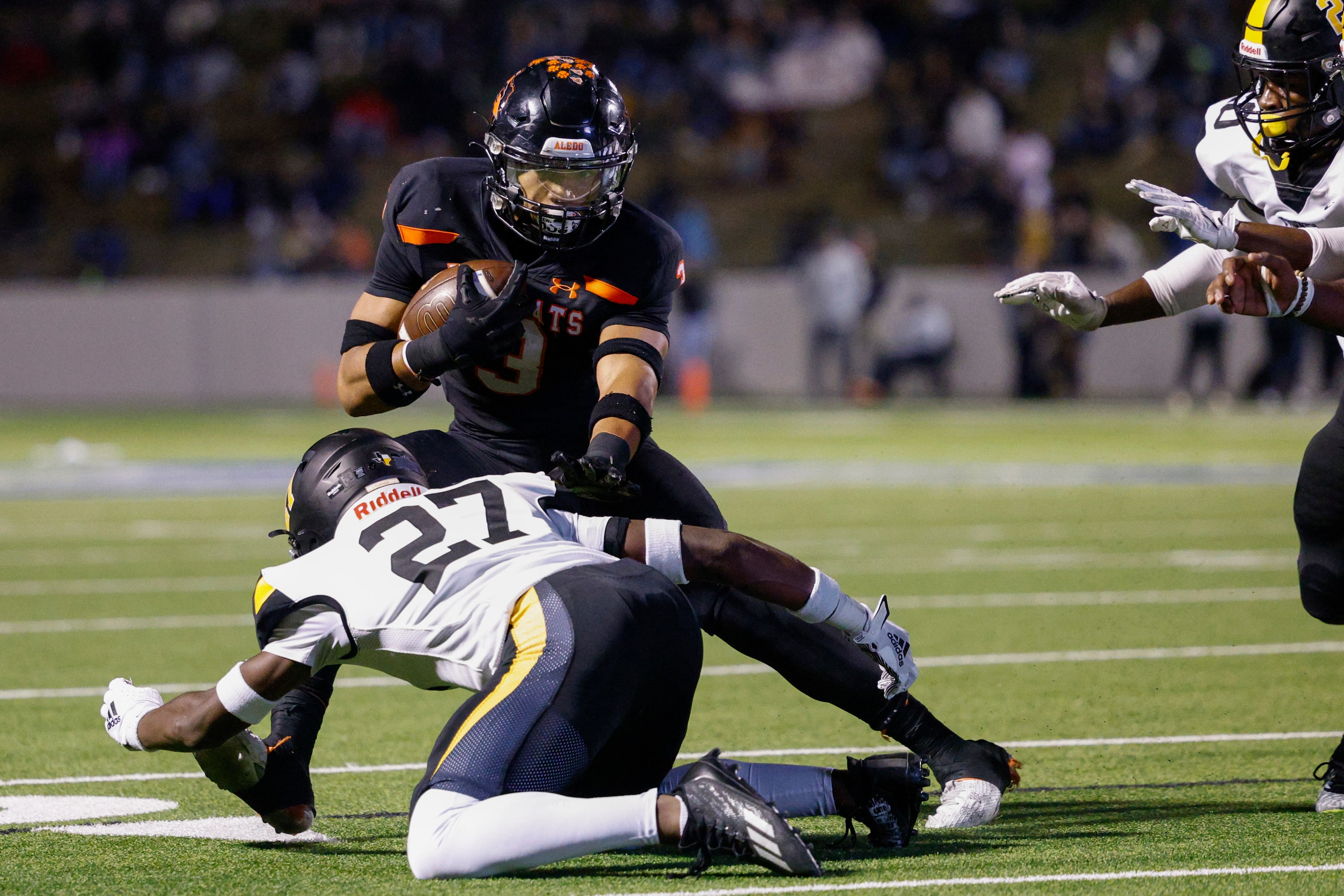 Aledo running back Davhon Keys (3) cuts to avoid a diving Forney defensive back Josiah...