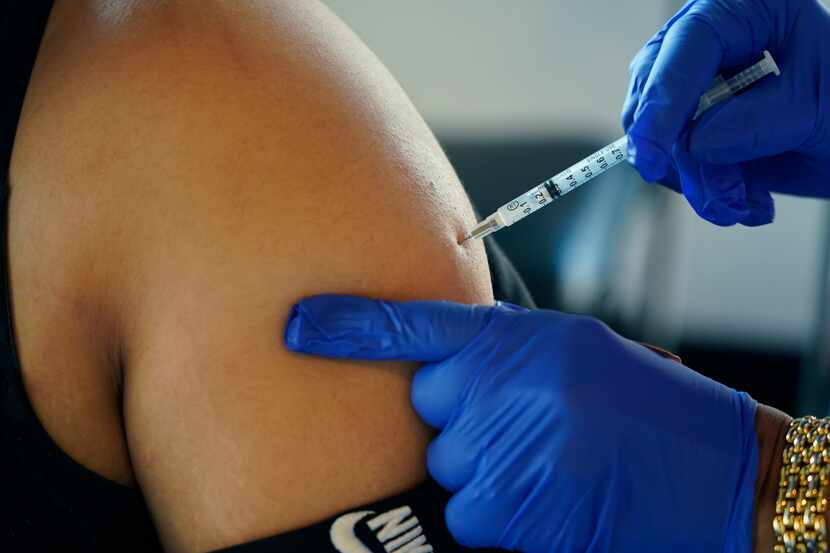 Un residente de Jackson, Mississippi, recibe un refuerzo de la vacuna de Pfizer contra el...