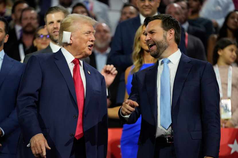 El candidato presidencial republicano Donald Trump junto a su compañero de fórmula  JD Vance...