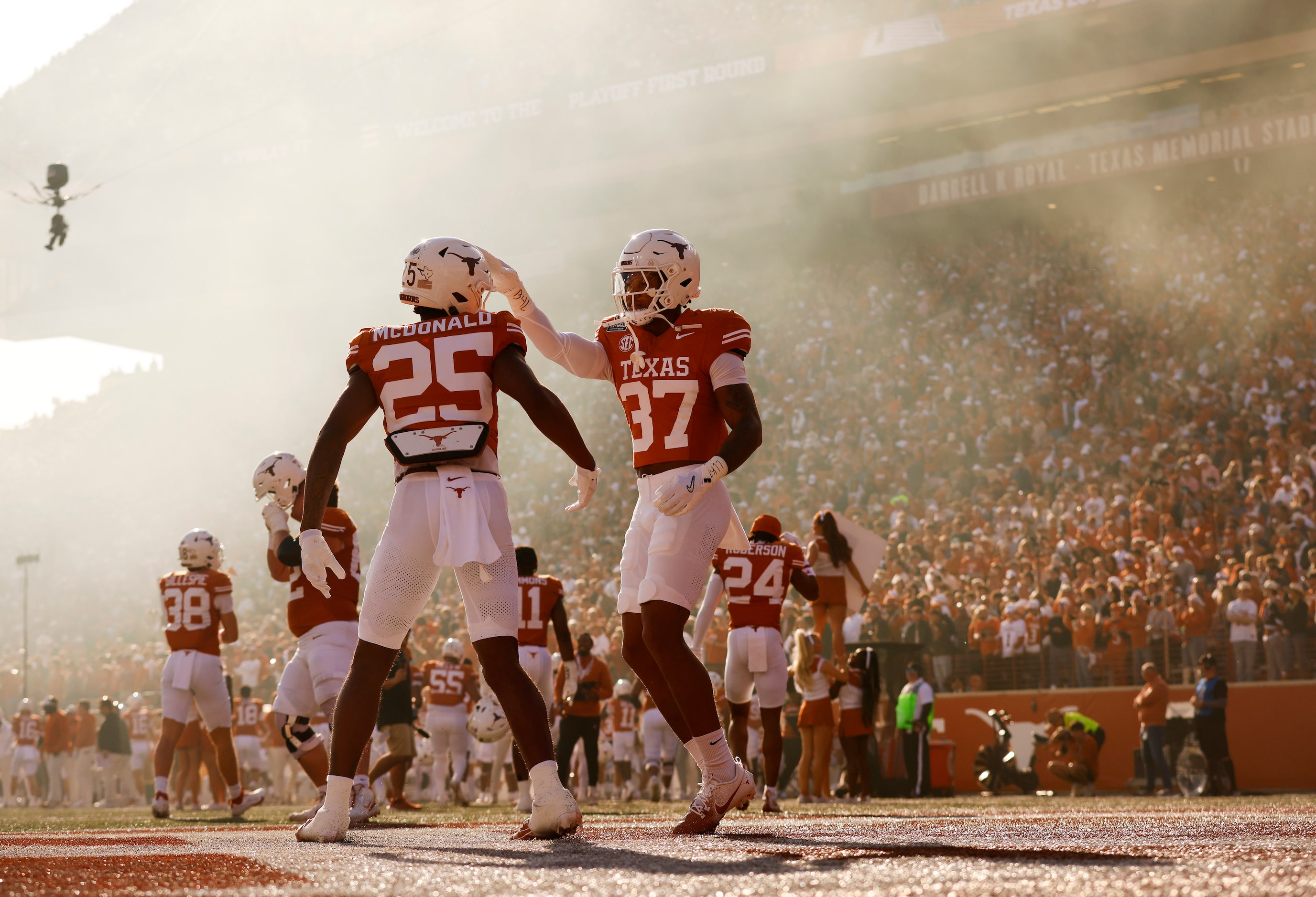 Texas Longhorns defensive back Jelani McDonald (25) and linebacker Morice Blackwell Jr. (37)...