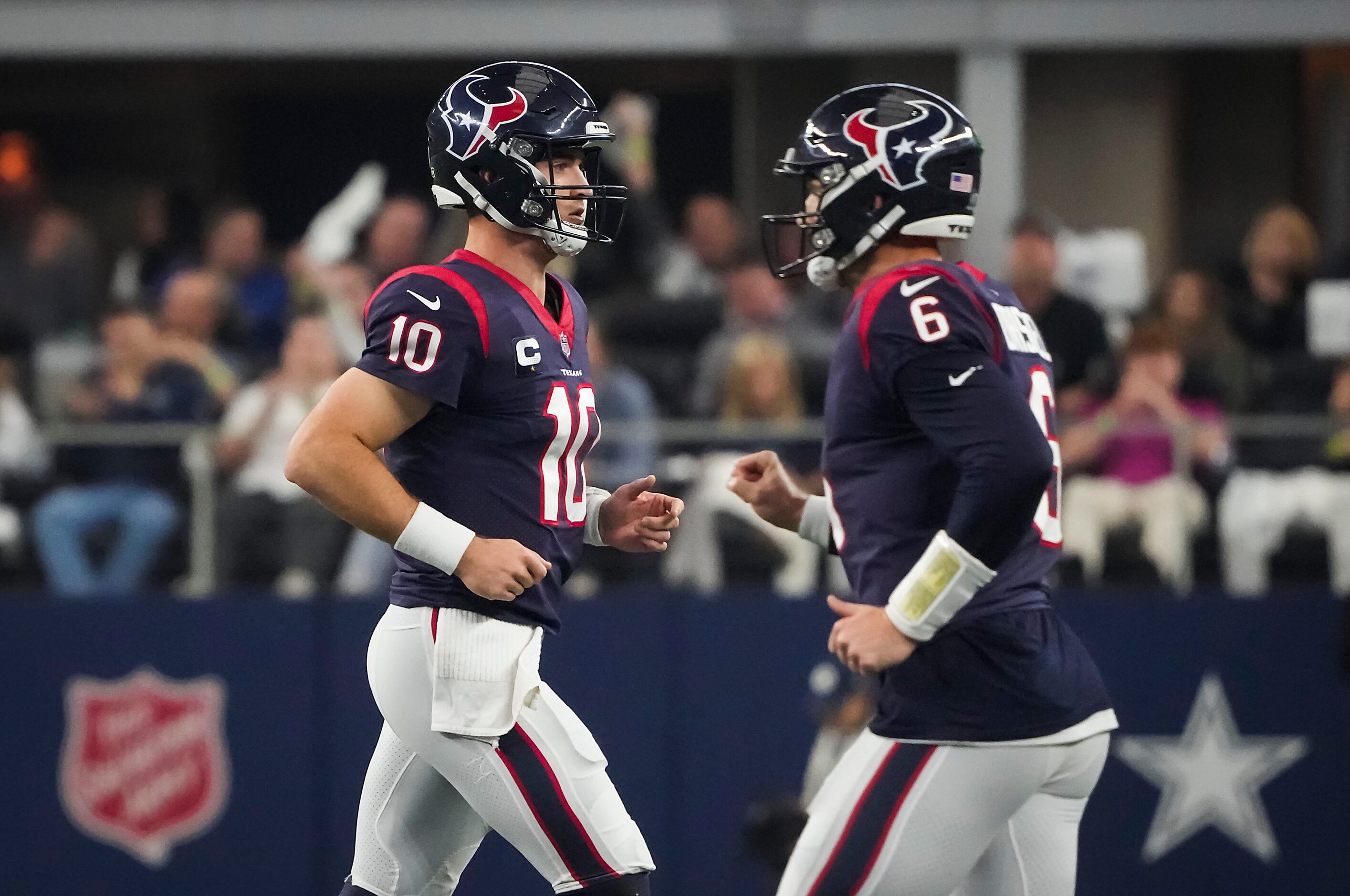 Houston Texans quarterback Jeff Driskel (6) checks in for quarterback Davis Mills (10)...