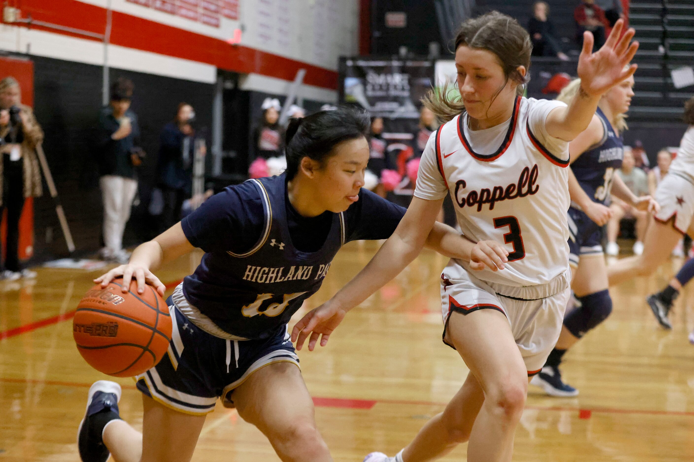 Highland Park’s Vivian Jin (13) tries to get past Coppell’s Macey Mercer (3) during the...