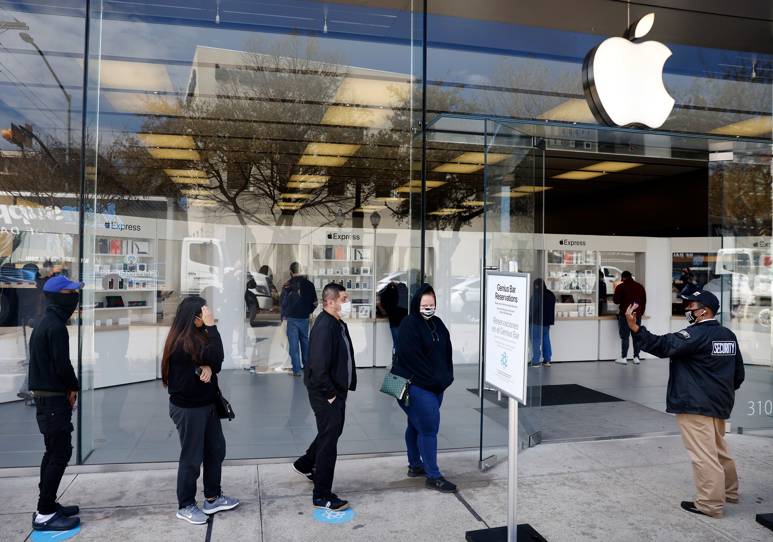 Apple closes its five North Texas retail stores for a second time