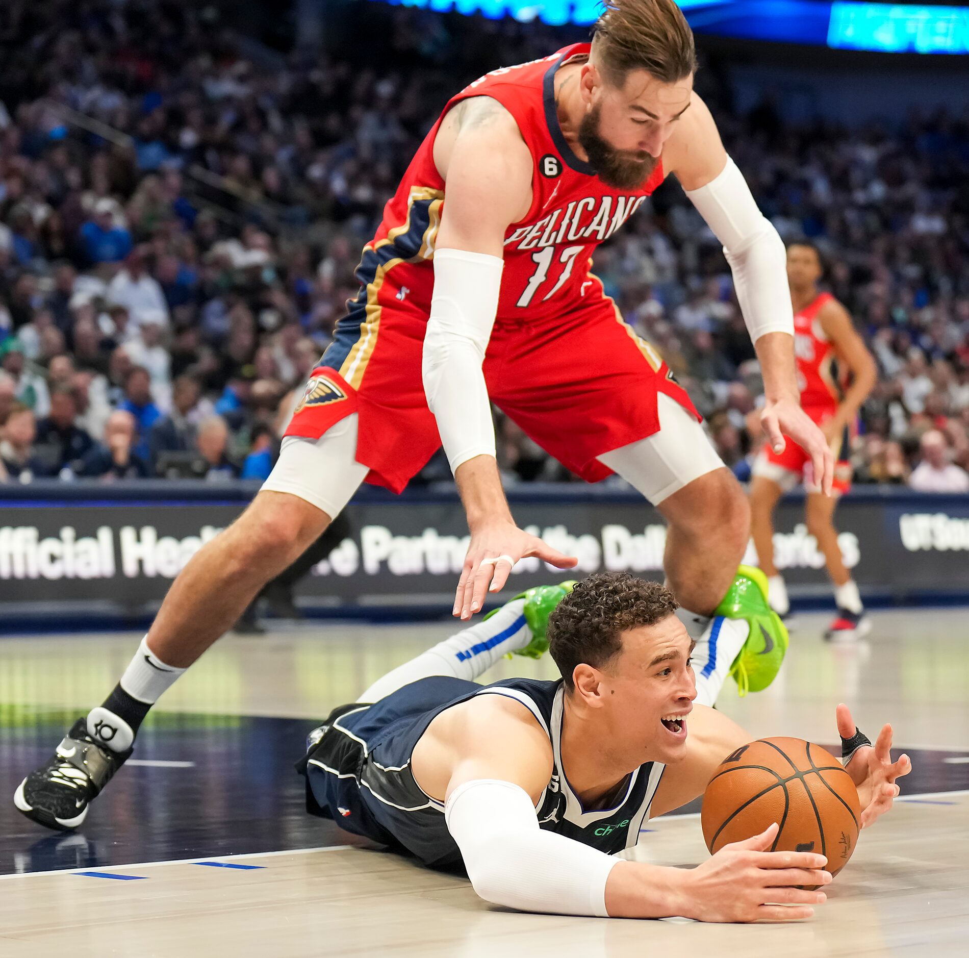 Dallas Mavericks center Dwight Powell (7) dives for a loose ball against New Orleans...