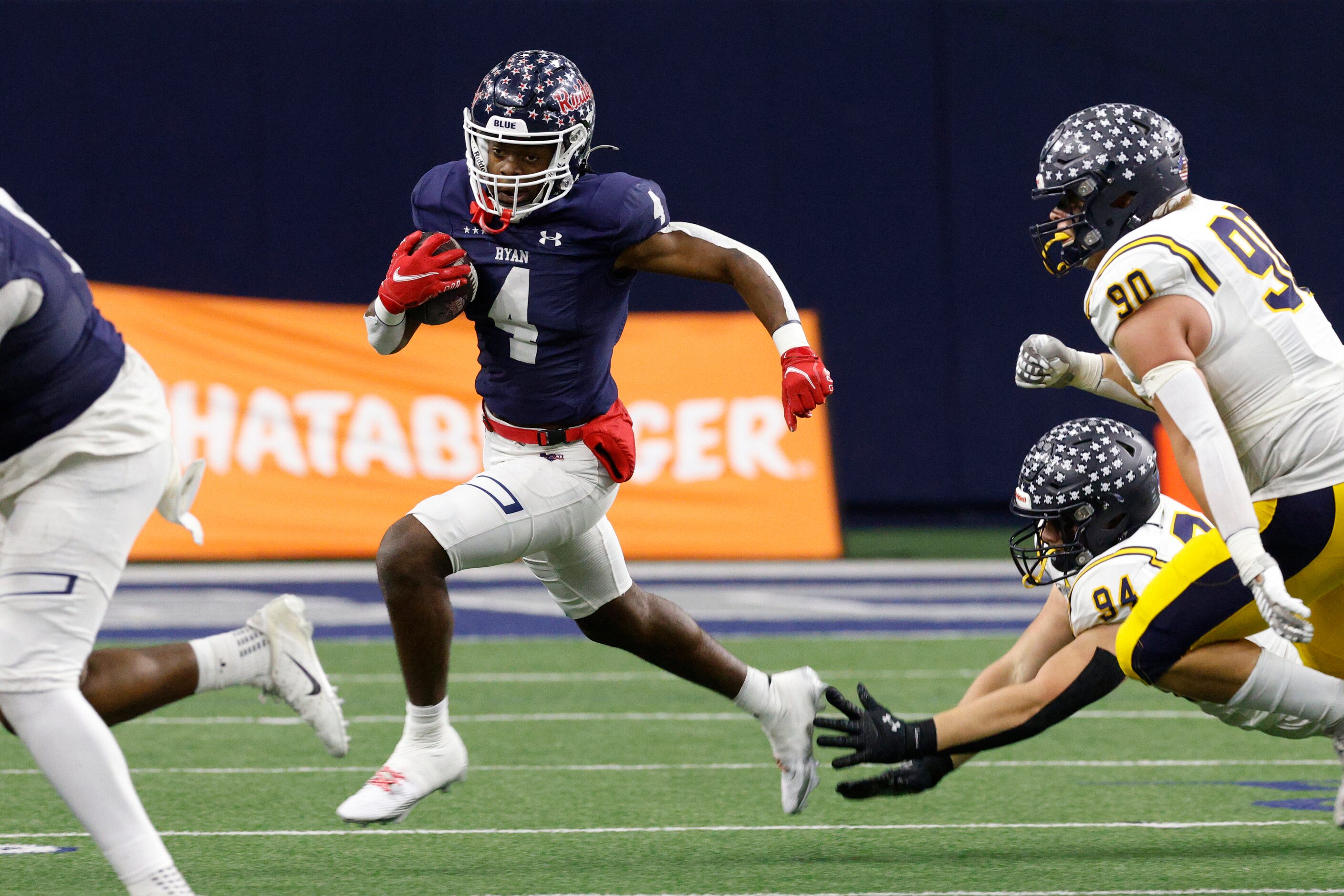 Denton Ryan running back Tre'Vaughn Reynolds (4) runs the ball past a diving Highland Park...