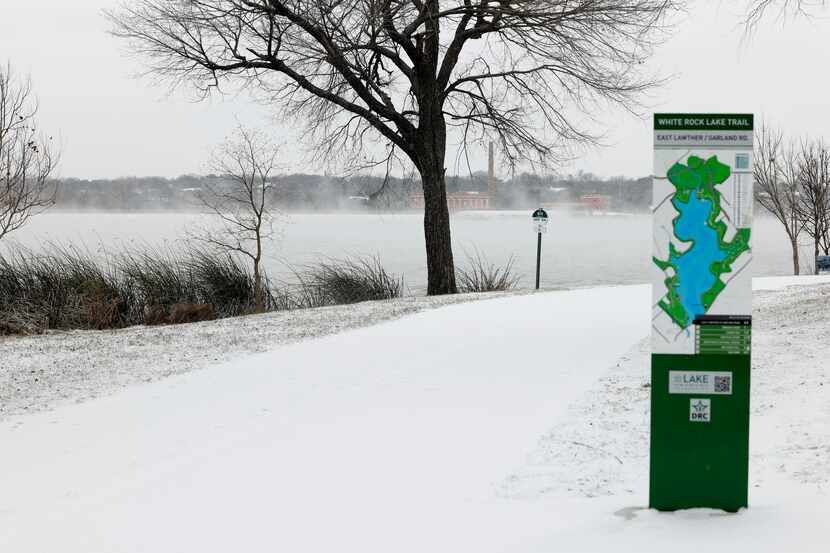 Nieve cubre White Rock Lake el lunes 15 de enero de 2024 en Dallas.