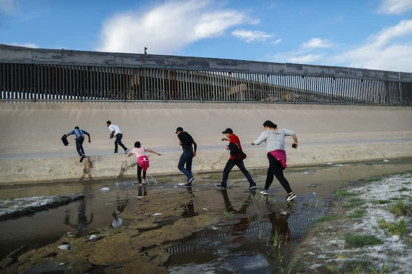 Un grupo de migrantes trata de cruzar del lado mexicano del Río Grande hacia El Paso, Texas.