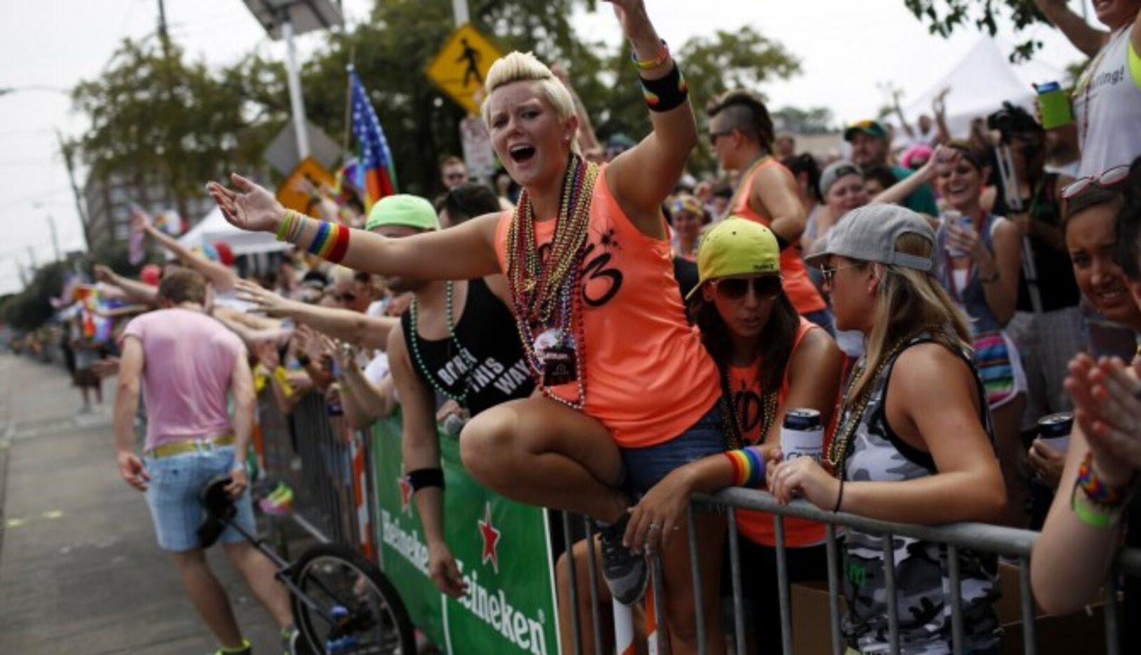 Brittany Wilson (centro) participa en el desfile anual de Orgullo Gay en Dallas. (DMN/ARCHIVO)
