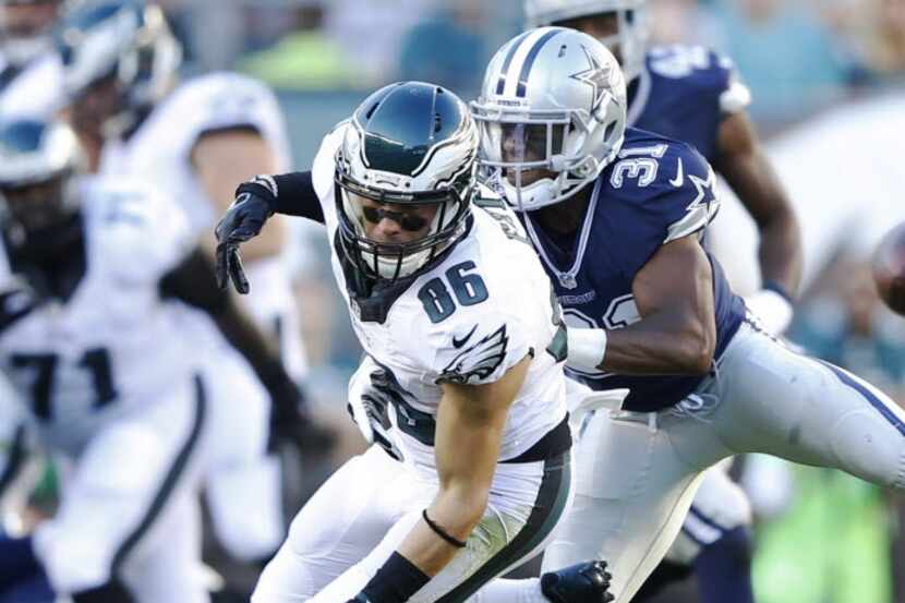 Philadelphia Eagles tight end Zach Ertz (86) misses the pass during the first half of play...