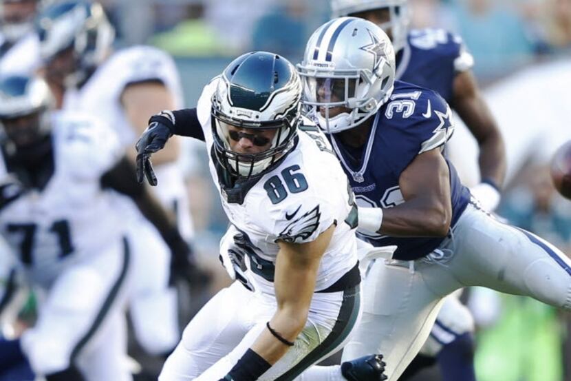 Ex-Dallas Cowboys cornerback Byron Jones (31) defends as Philadelphia Eagles tight end Zach...