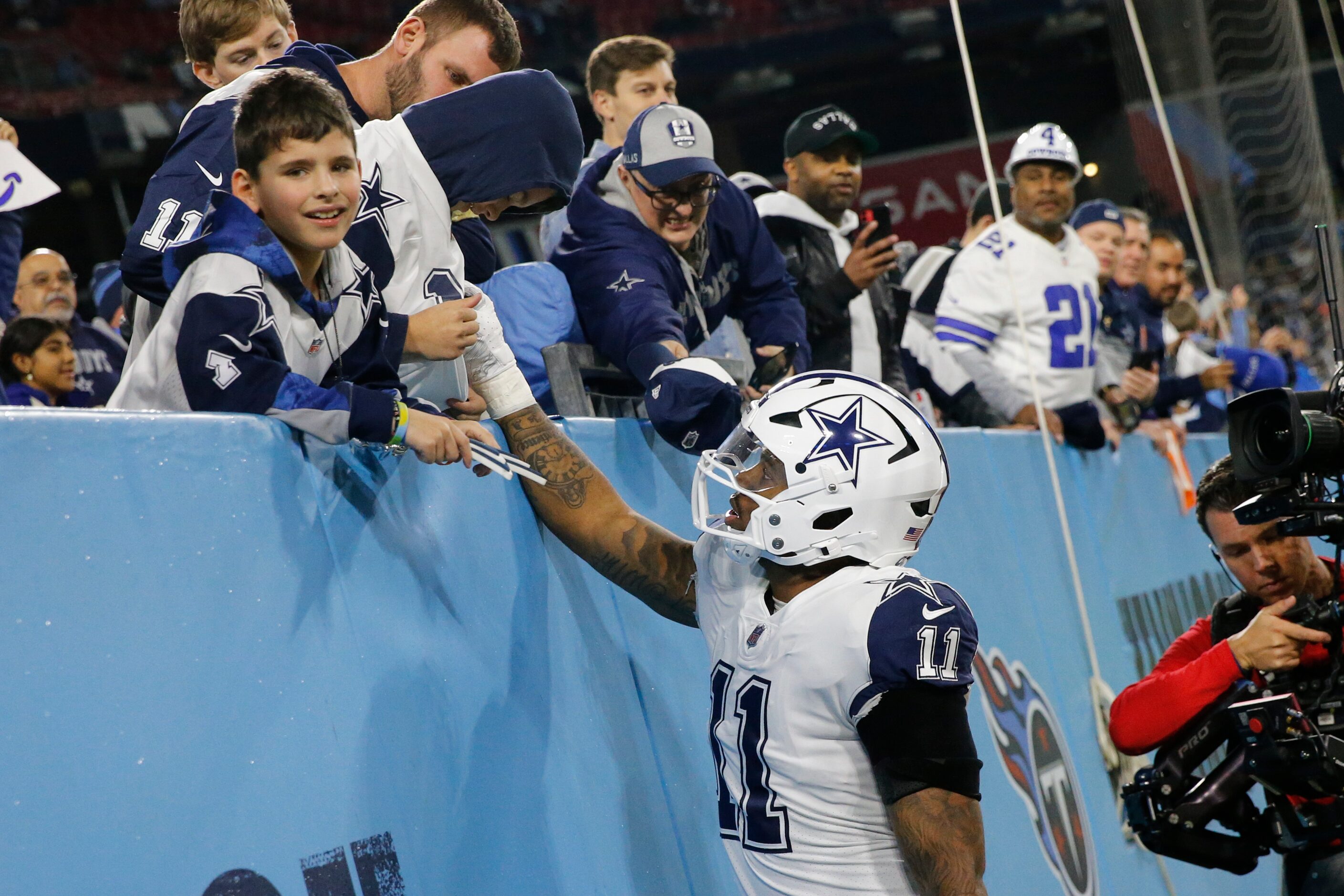 Dallas Cowboys linebacker Micah Parsons (11) autographs a jersey before an NFL game against...