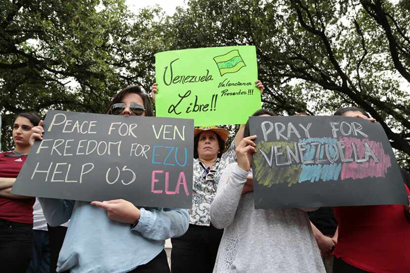 María Boccalando (centro) se unió a una protesta realizada en el Ferris Plaza de Dallas el...