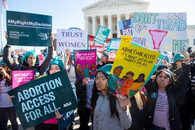 Activistas a favor del acceso al aborto realizan una protesta en la Corte Suprema en...