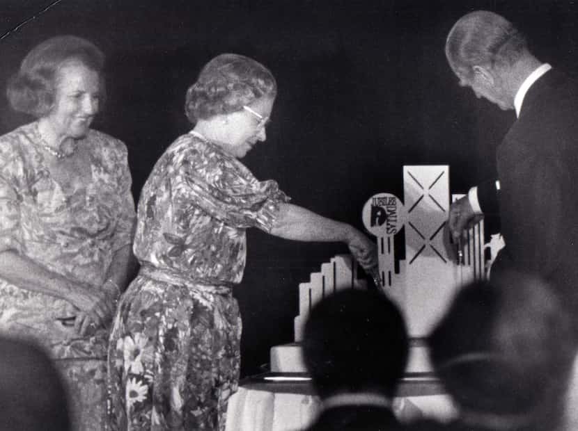 La reina Isabel II y su marido, el príncipe Felipe, duque de Edimburgo, cumplieron con sus...