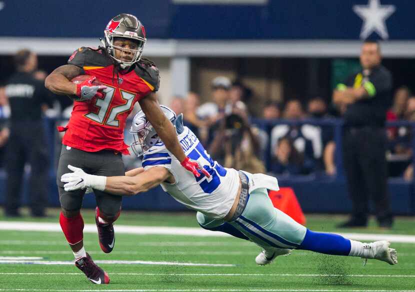 FILE - Cowboys outside linebacker Leighton Vander Esch (55) tackles Tampa Bay Buccaneers...