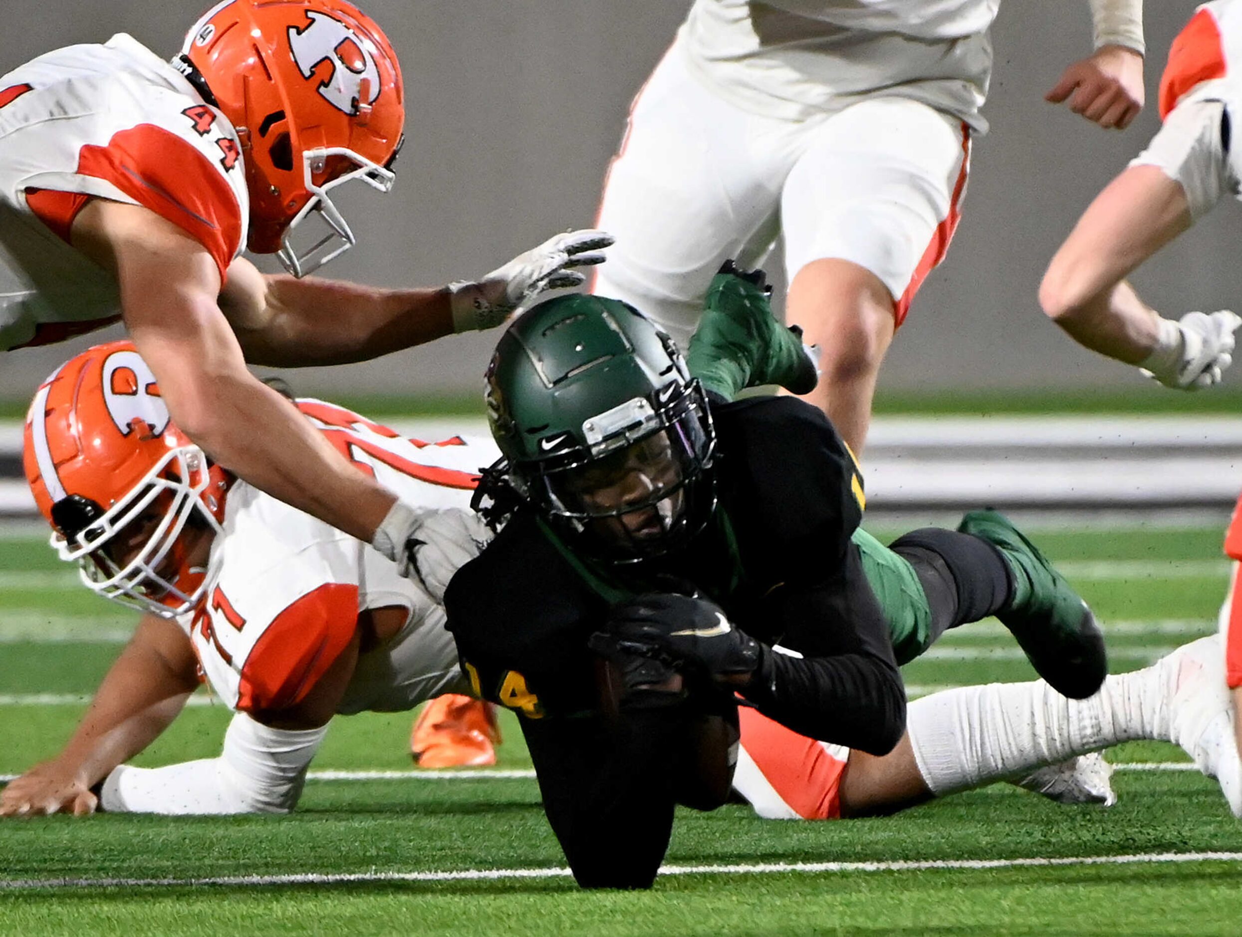 DeSoto’s Robert Richardson makes a catch in the first half of a Class 6A Division I...