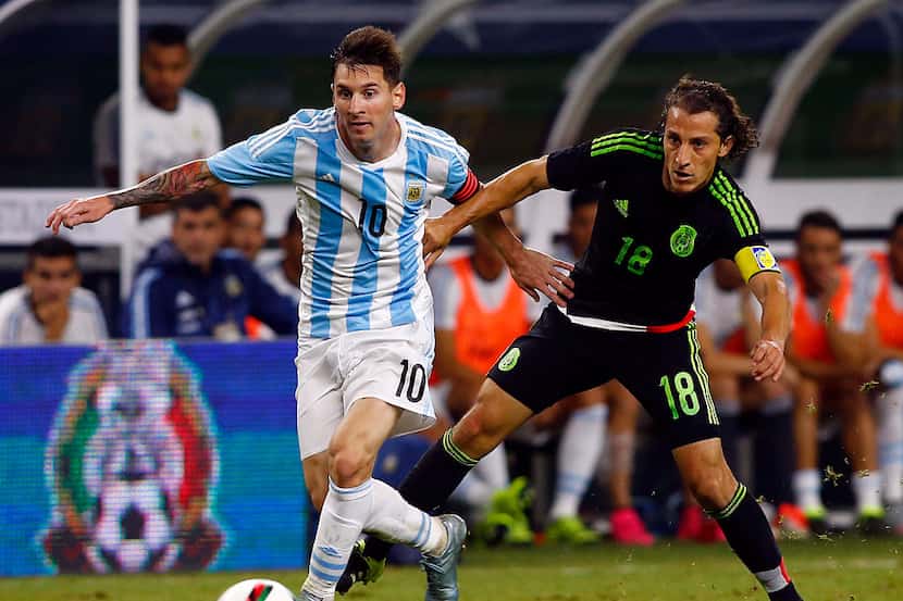 Lionel Messi de Argentina frente a Andrés Guardado de México en un amistoso en el AT&T...