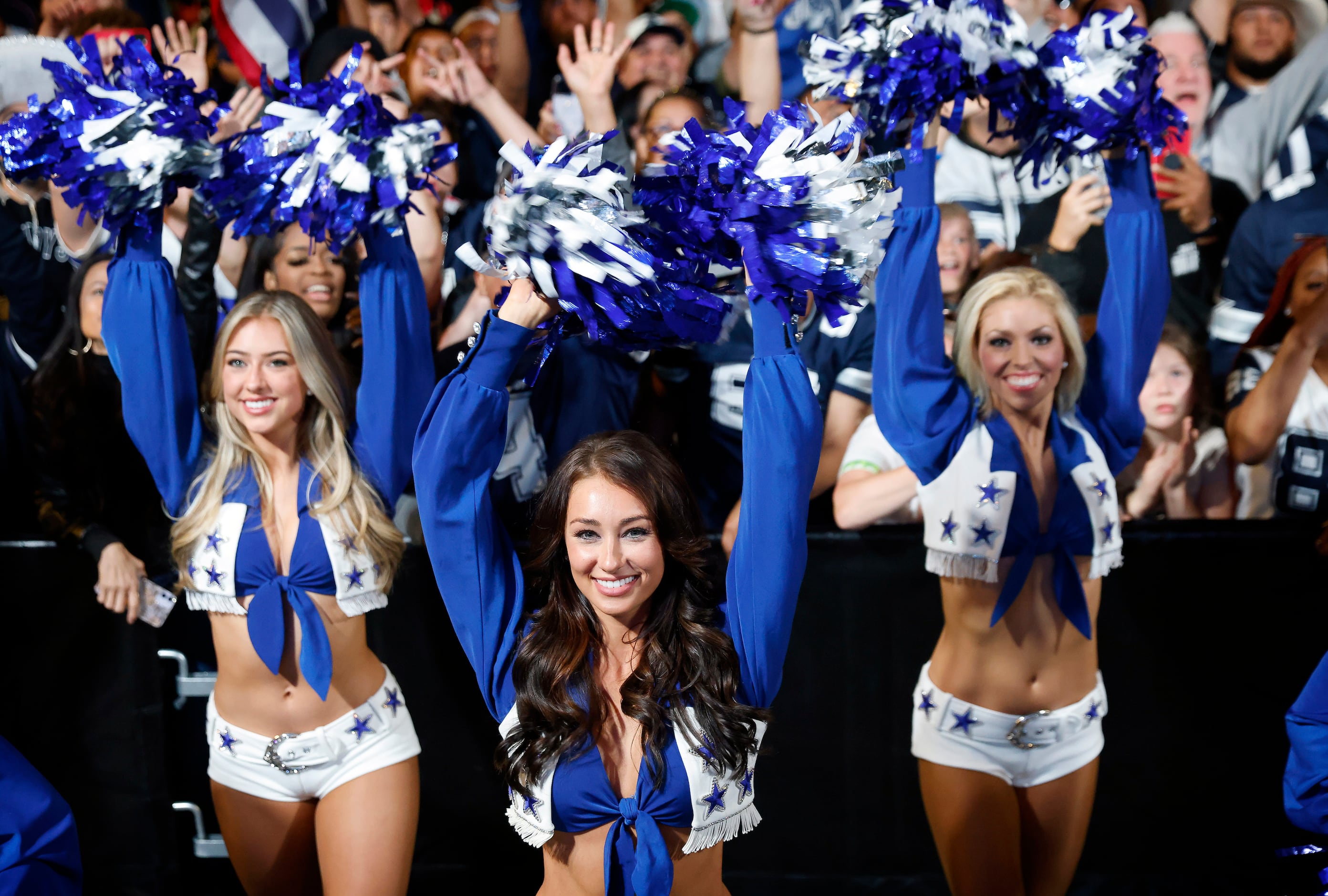 August 26 2022: Dallas Cowboys cheerleaders perform before the NFL