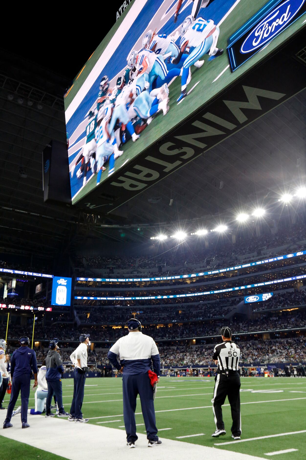 Arlington, United States. 24th Dec, 2022. Dallas Cowboys CeeDee Lamb makes  a 36-yard touchdown catch against the Philadelphia Eagles during their NFL  game at AT&T Stadium in Arlington, Texas on Saturday, December