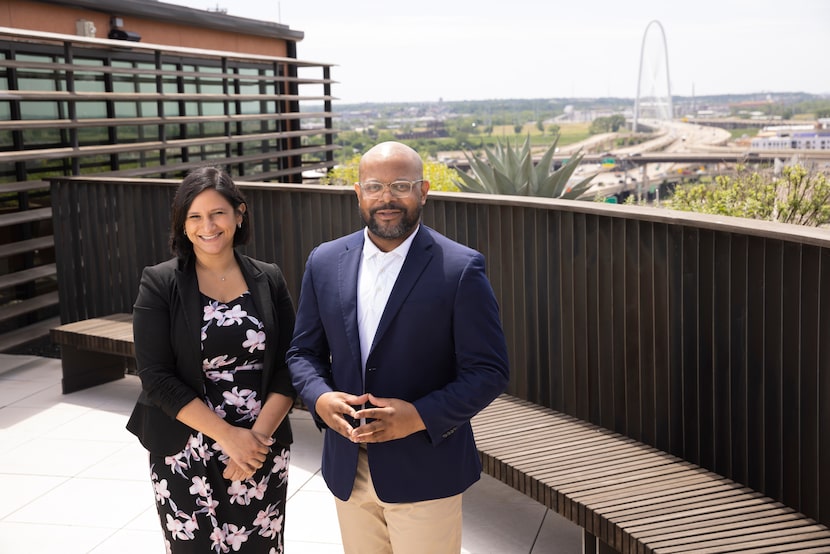 Stephanie Champion, jefa de desarrollo comunitario de Builders of Hope, y James Armstrong,...