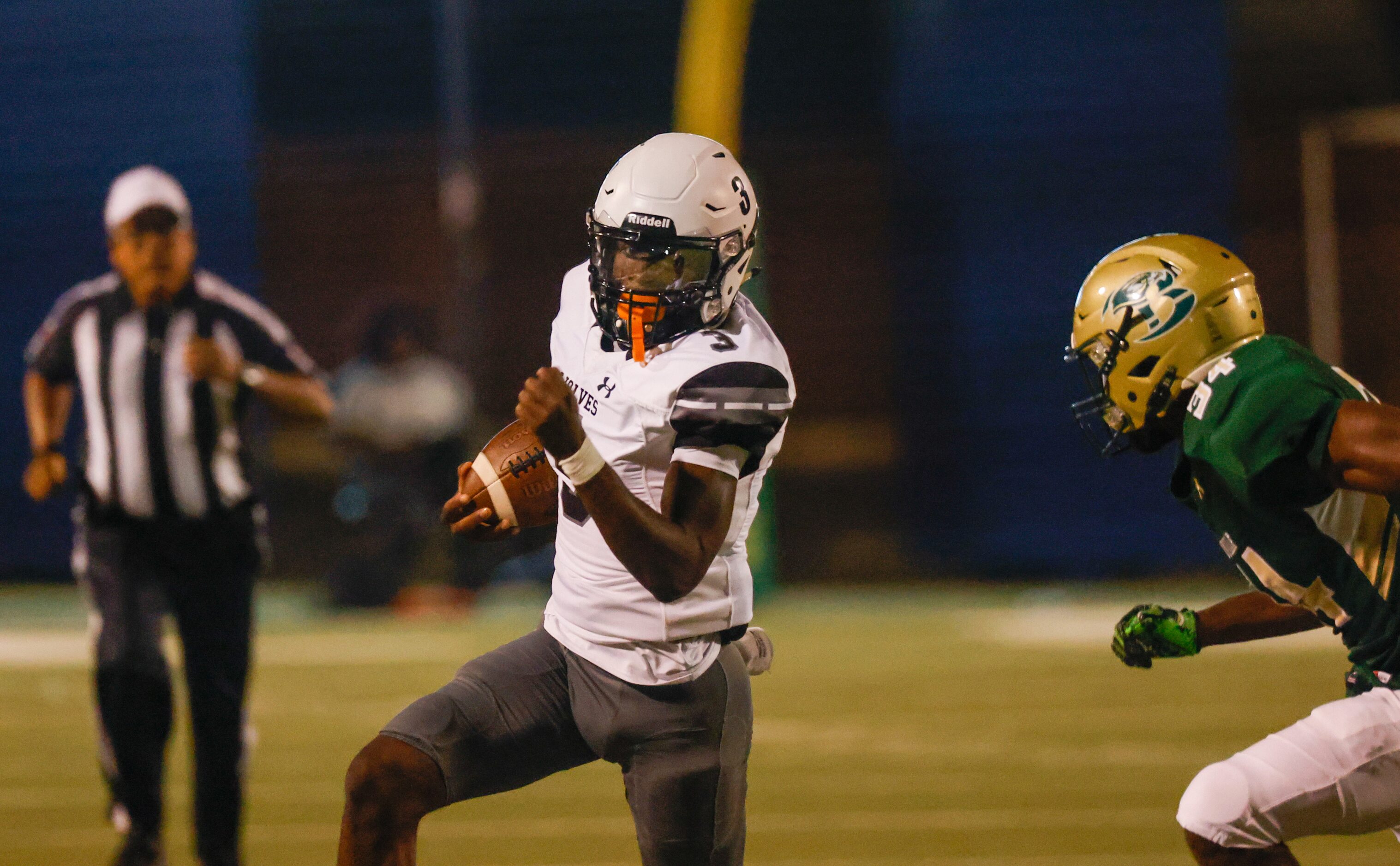 Mansfield Timberview quarterback Cameron Bates (3) carries the ball down the field in the...